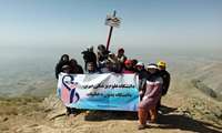 صعود دانشجویان با شعار "دانشگاه علوم پزشکی ایران، دانشگاه بدون دخانیات "به قله چین کلاغ